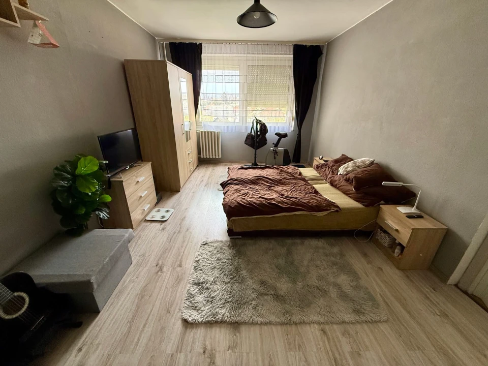 Eladó panellakás, Mór