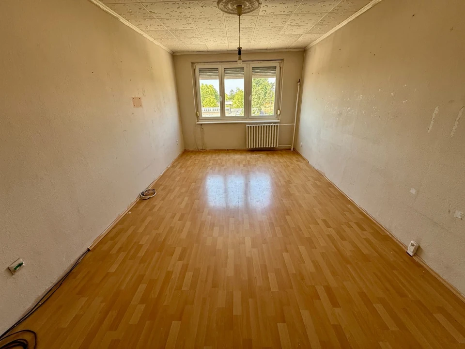 Eladó panellakás, Mór