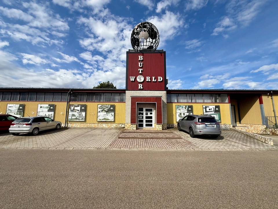Kiadó üzlet, Mór
