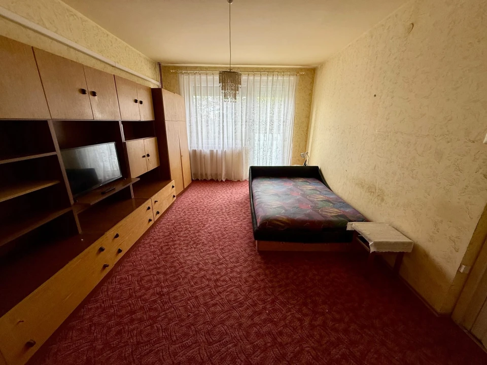 Kiadó panellakás, Mór