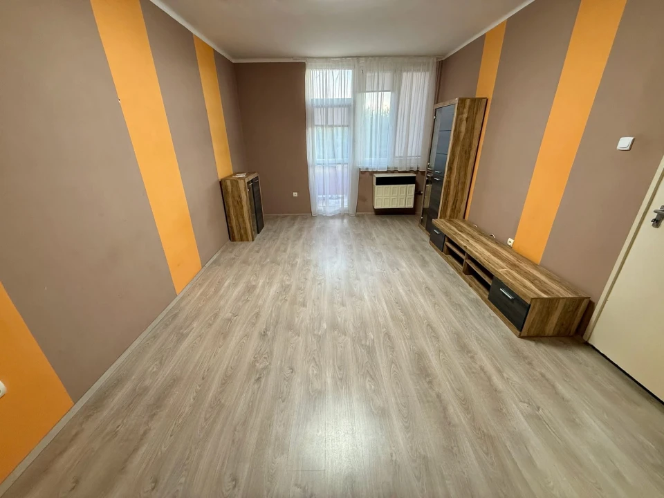 Kiadó téglalakás, Mór