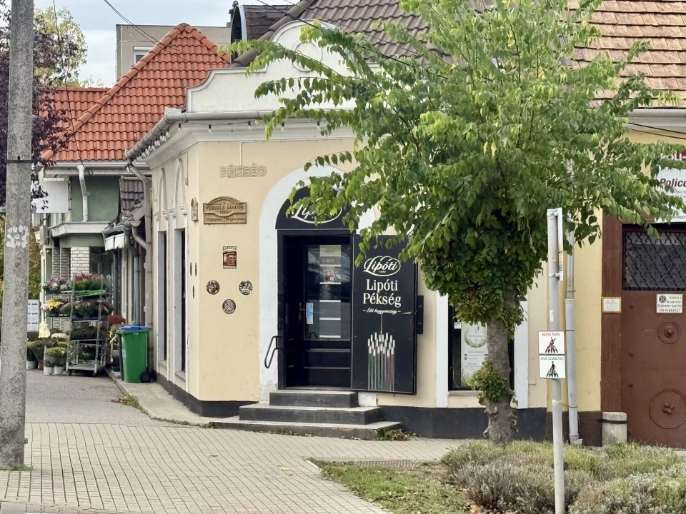 Eladó üzlet, Mór