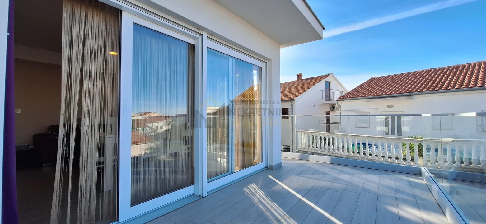 Eladó társasházi lakás, Vodice, SRIMA–ELADÓ APARTMAN 100 MÉTERRE A TENGERTŐL ÉS A STRANDTÓL