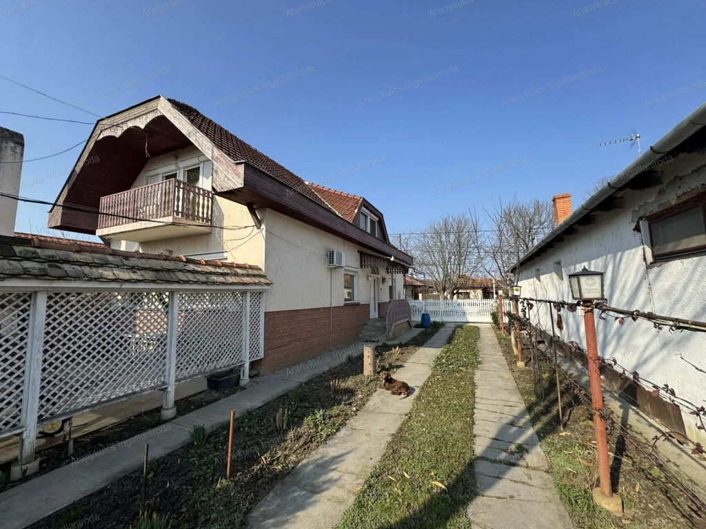 Gyulán, a fürdőövezetben kínálunk megvételre egy kiváló adottságokkal rendelkező, kétgenerációs családi házat!