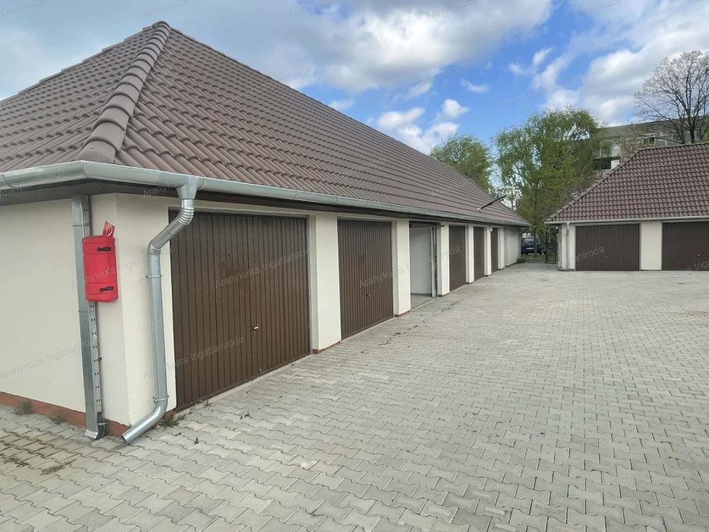 Eladó Garázs Gyulán a Paradicsomban!