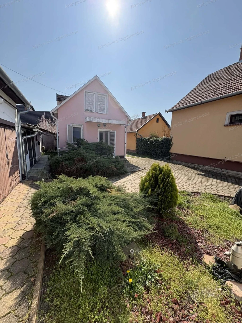 GYULÁN a Várfürdő szomszédságában eladó két külön lakrésszel rendelkező ingatlan.