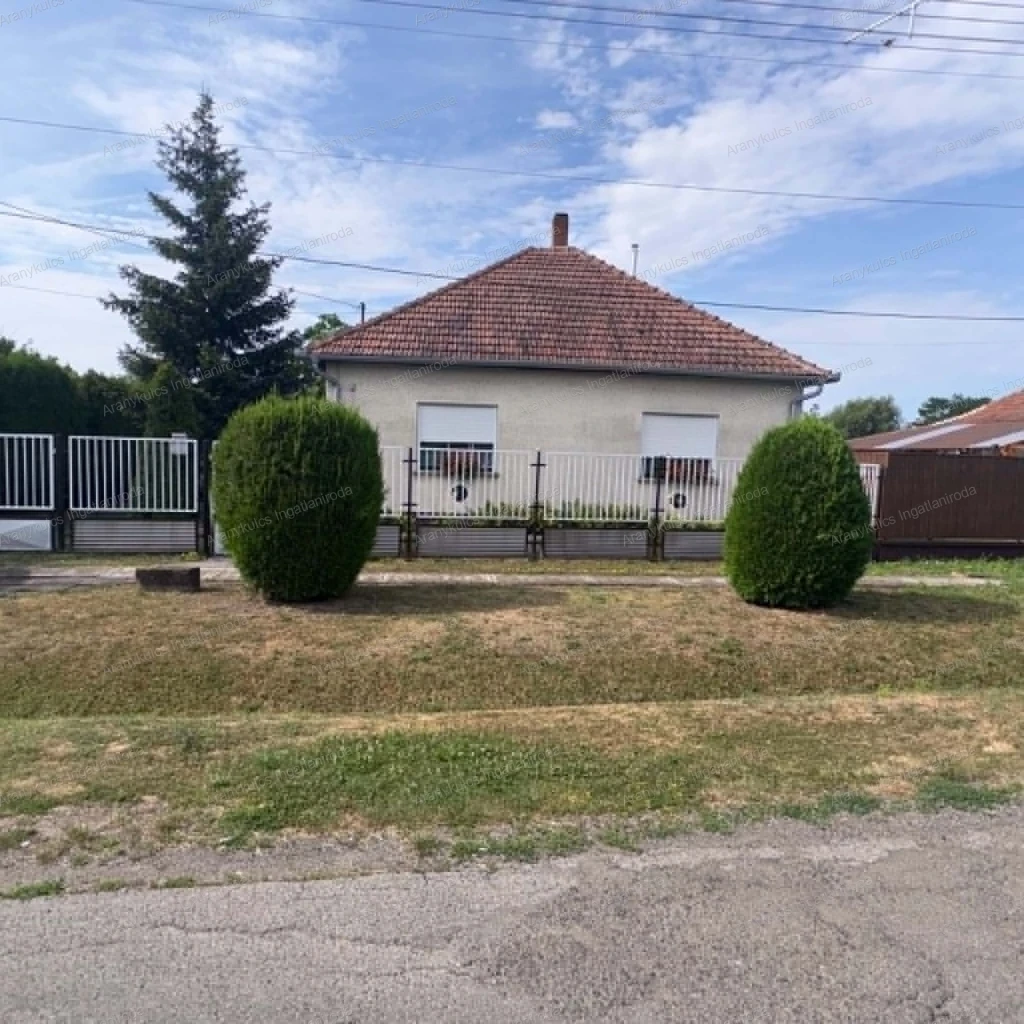 Sarkadi családi ház hatalmas telekkel, gazdaságos fenntartással eladó!