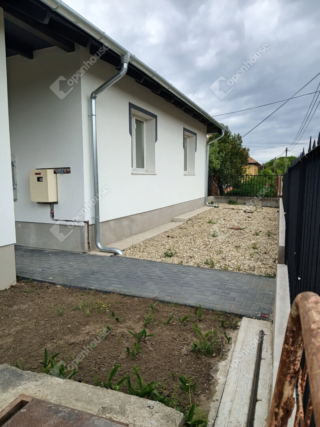 Újjá épített családi ház nagy telekkel