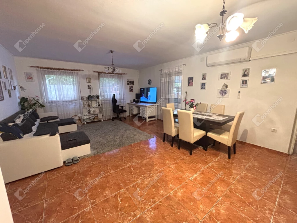 Eladó 3 lakásos családi ház nagy telekkel Kókán