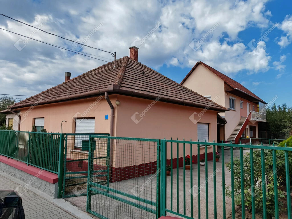 Vecsés nyugodt környezetében két különálló családi ház egy telken eladó!