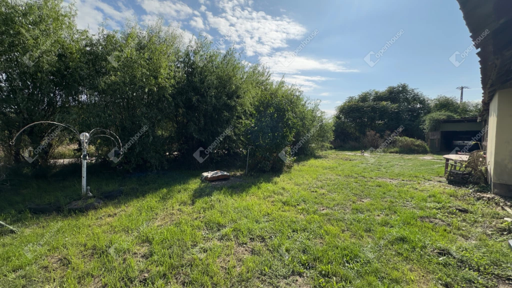 Eladó családi ház – tágas, tetőteres otthon sarki telken, felújítandó állapotban