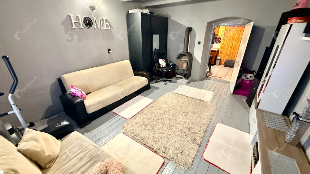 Csendes zsákutcában eladó részben felújított családi ház Pándon!