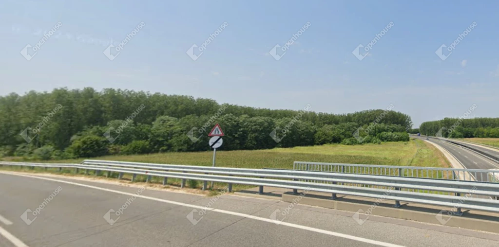 Eladó telek Péteri