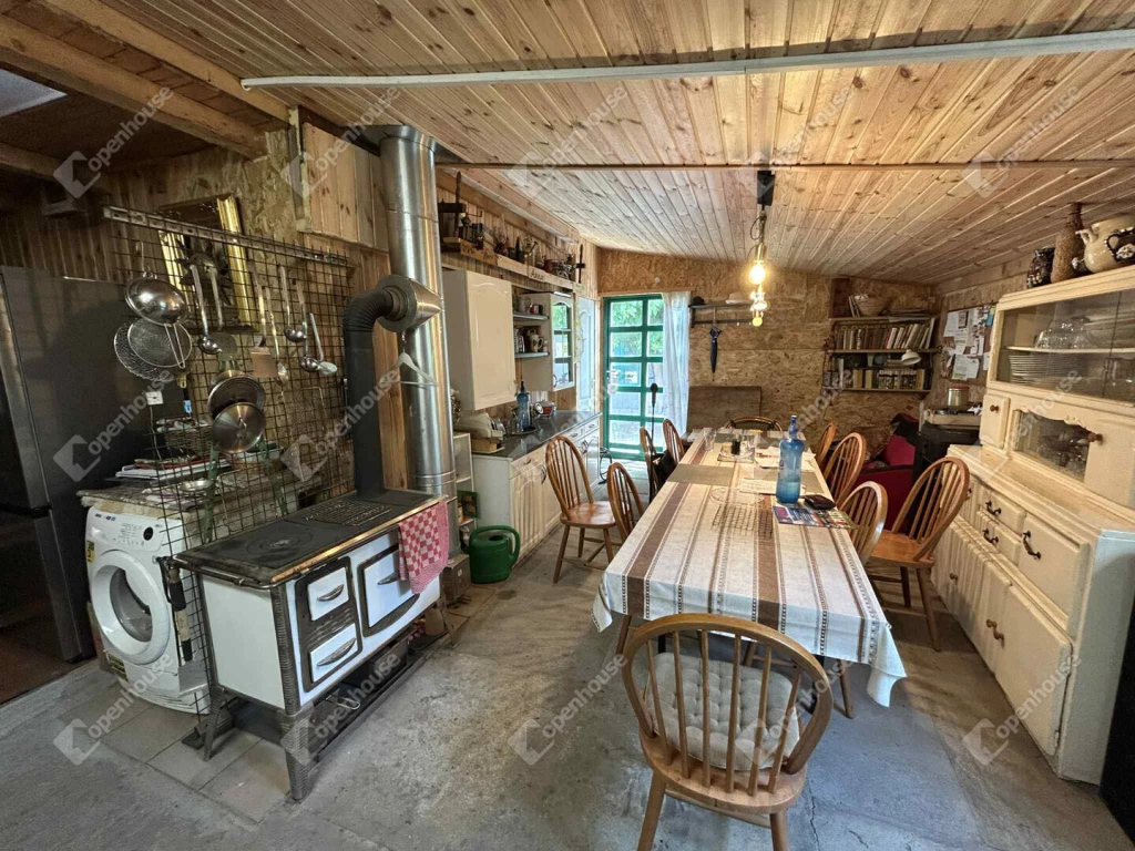 Eladó könnyűszerkezetes ház Pilisen nagy műhellyel.