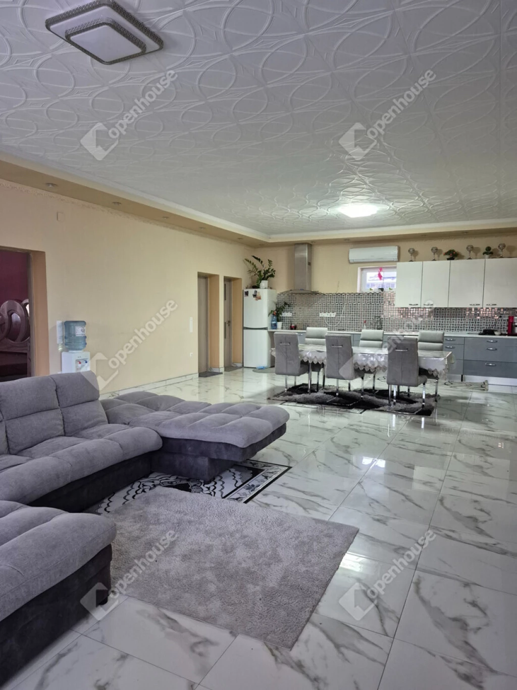 Farmos  központjához közel.