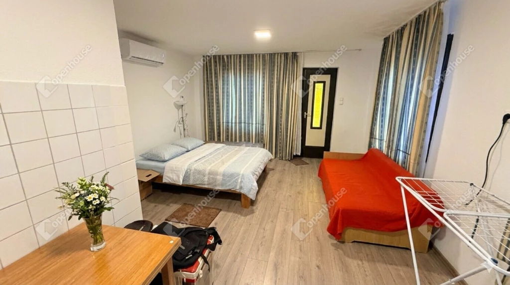 Eladó ingatlan, Gomba