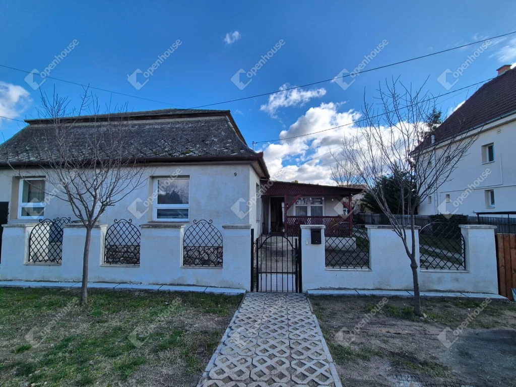 Kiváló elhelyezkedéssel eladó családiház kivételes áron