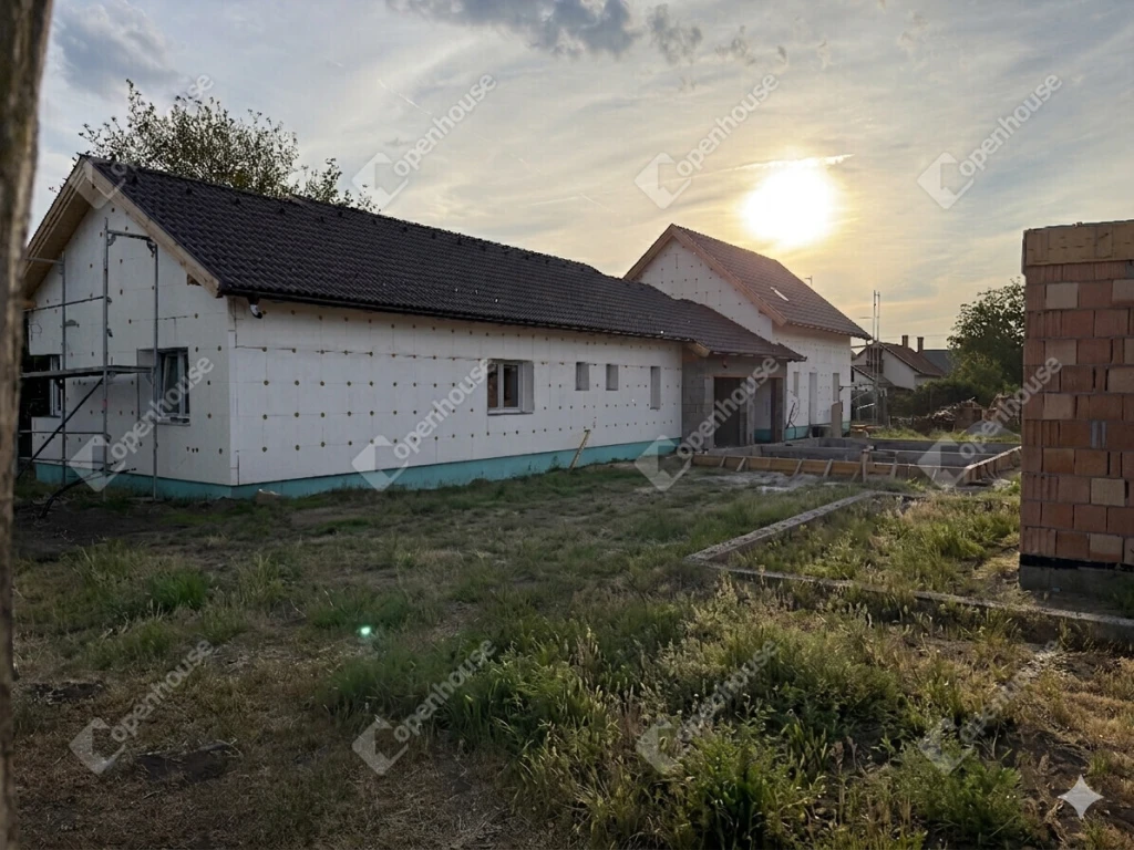 Monor új kertvárosi részén modern elrendezésű 3 szobás lakás