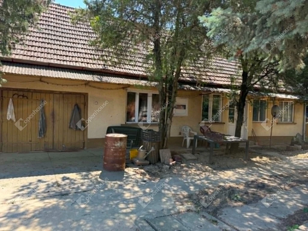 c3-1-name c2-1-name, Pilis, Szabadság tér