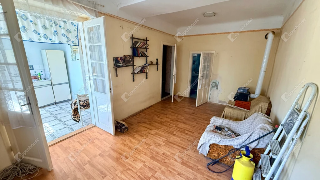 Monor belterületén 100 m²-es családi ház eladó, 564 m²-es használati telekrésszel!