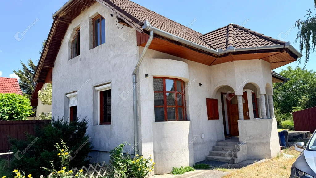 BŐVÍTHETŐ CSALÁDI HÁZ MONOR CSENDES, KERTVÁROSI RÉSZÉN, 893 M²-ES TELKEN!