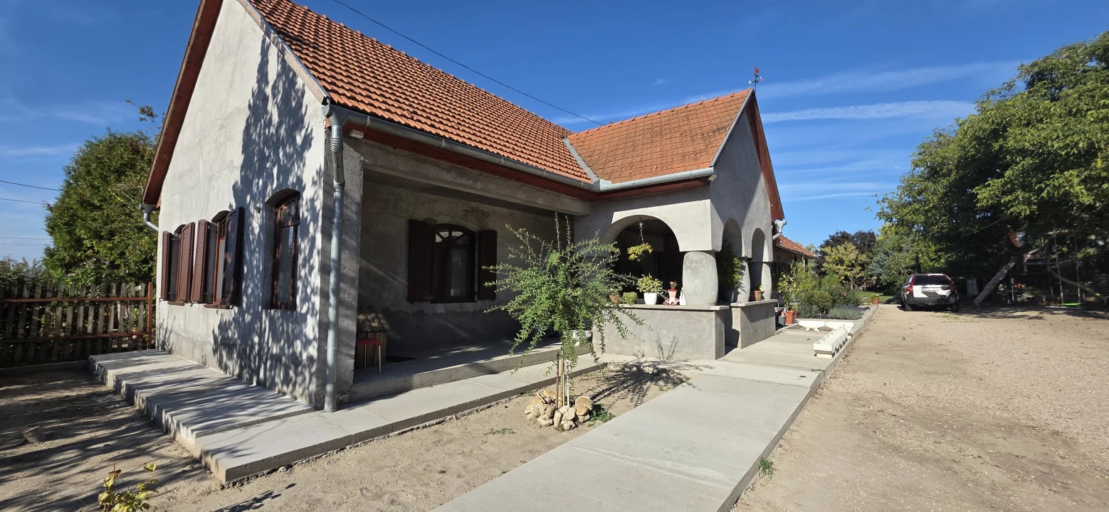 Eladó családi ház, Baracs