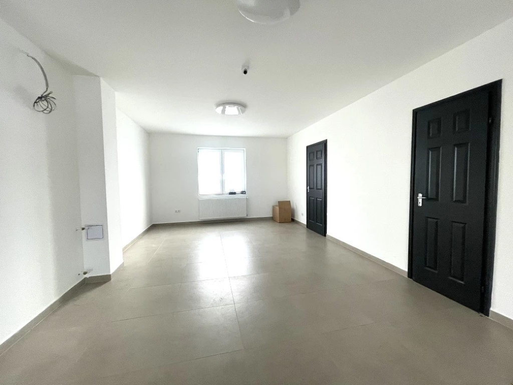 Kiadó 80 m2 üzlethelyiség, Győr