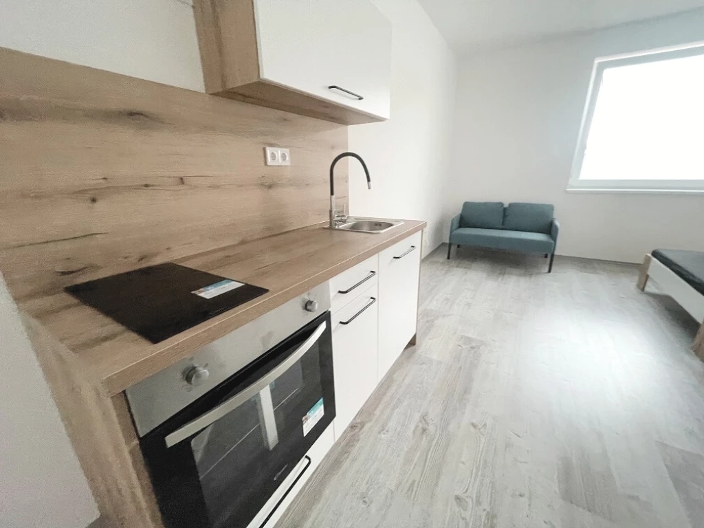 Kiadó 25 m2 tégla lakás, Győr