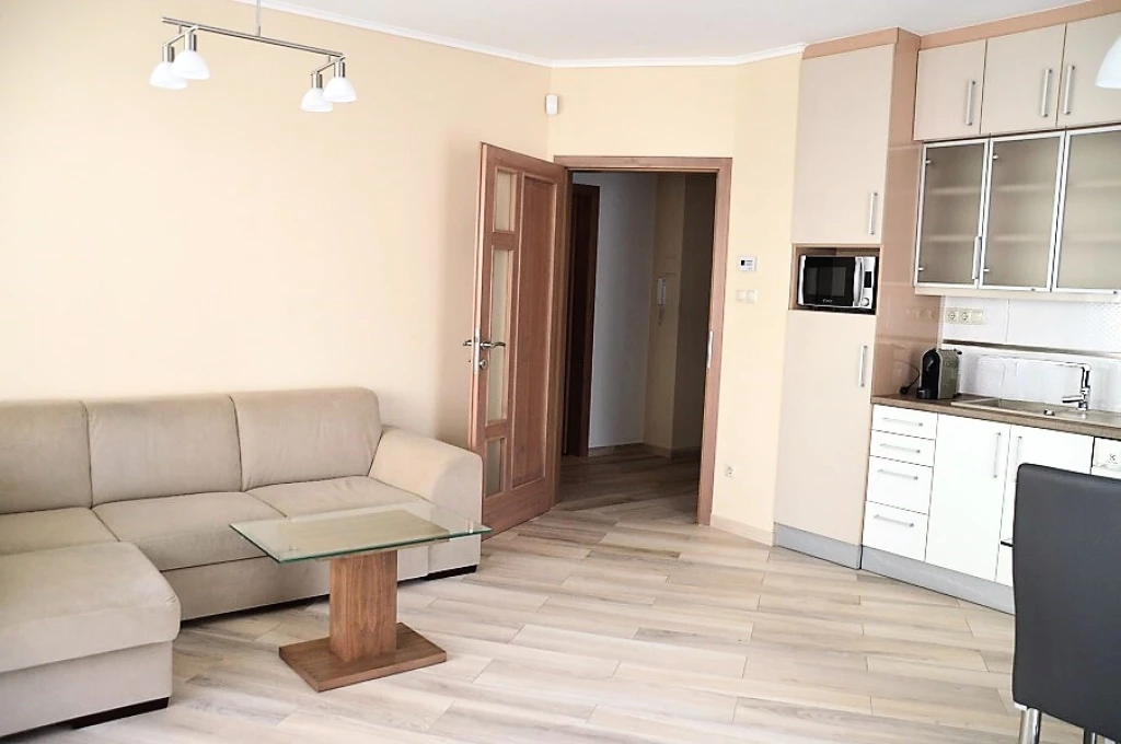 Kiadó 60 m2 tégla lakás, Győr