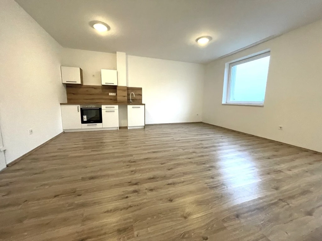 Kiadó 45 m2 tégla lakás, Győr