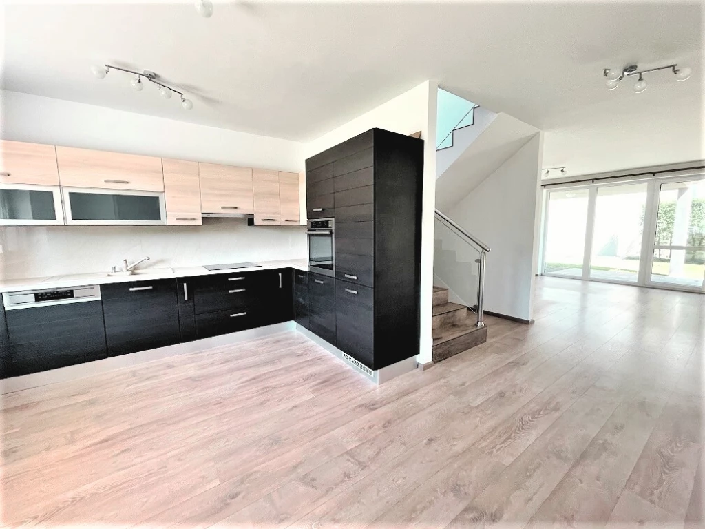 Kiadó 150 m2 ikerház, Győr