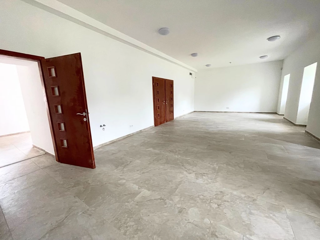 Kiadó 78 m2 üzlethelyiség, Öttevény