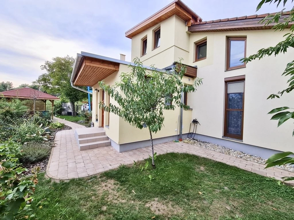 Eladó 180 m2 családi ház, Győr