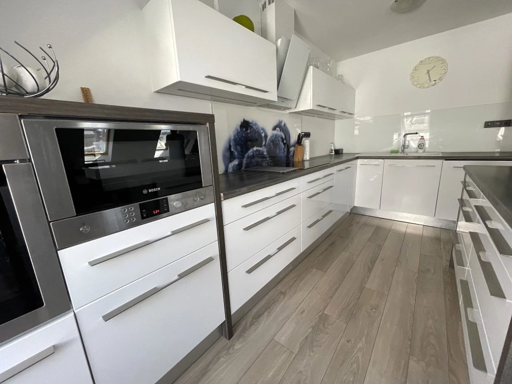 Kiadó 95 m2 tégla lakás, Győr