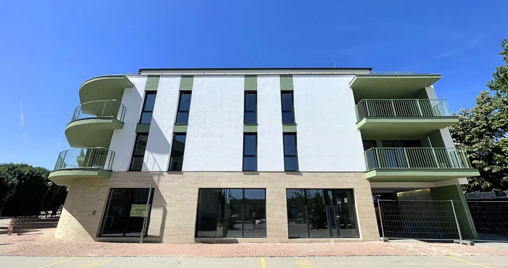 Kiadó 60 m2 új építésű üzlethelyiség, Balatonalmádi