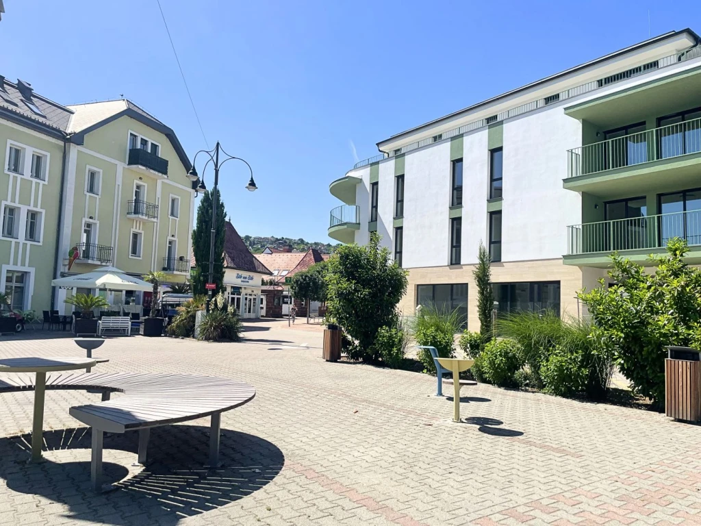 Kiadó 100 m2 üzlethelyiség, Balatonalmádi