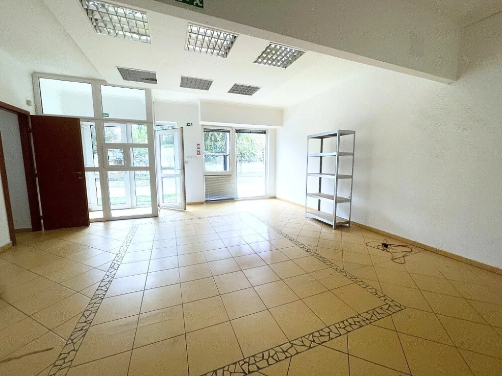 Kiadó 85 m2 üzlethelyiség, Győr