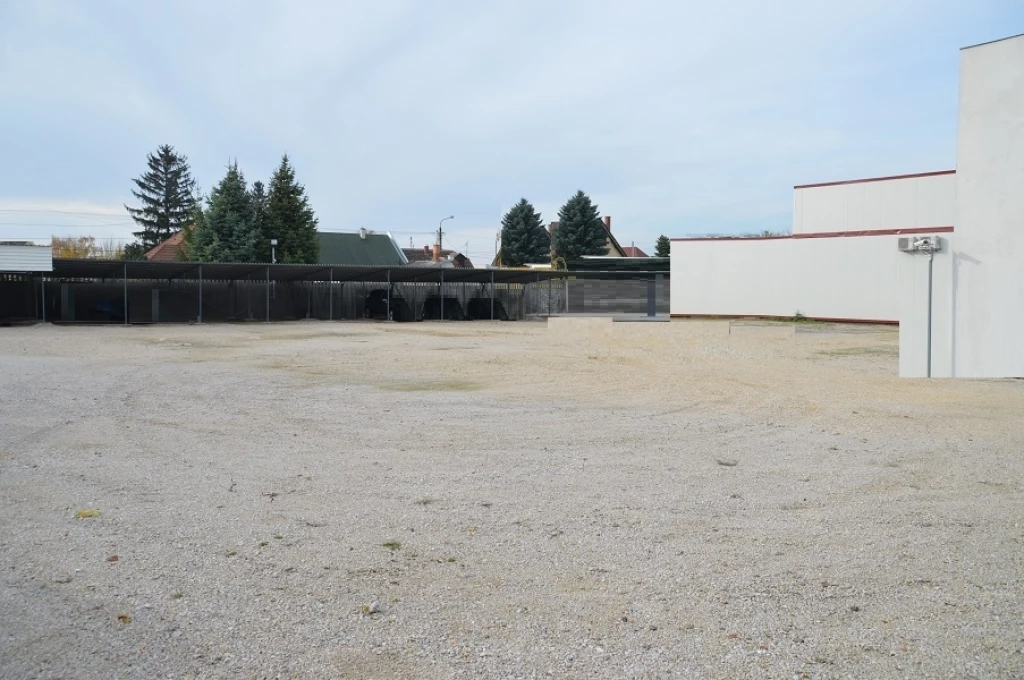 Kiadó 3000 m2 ipari, keresk. telek, Győr