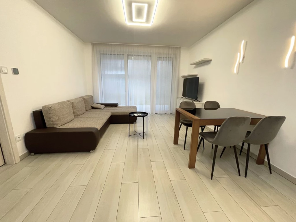 Kiadó 56 m2 tégla lakás, Győr
