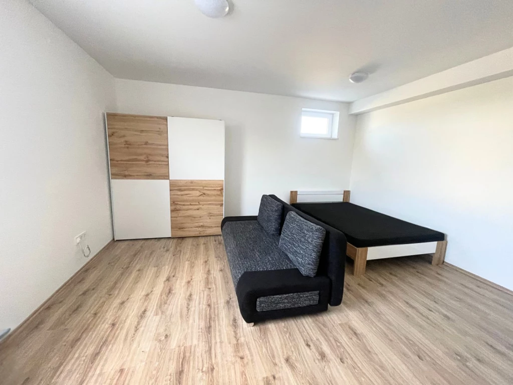 Kiadó 35 m2 tégla lakás, Győr