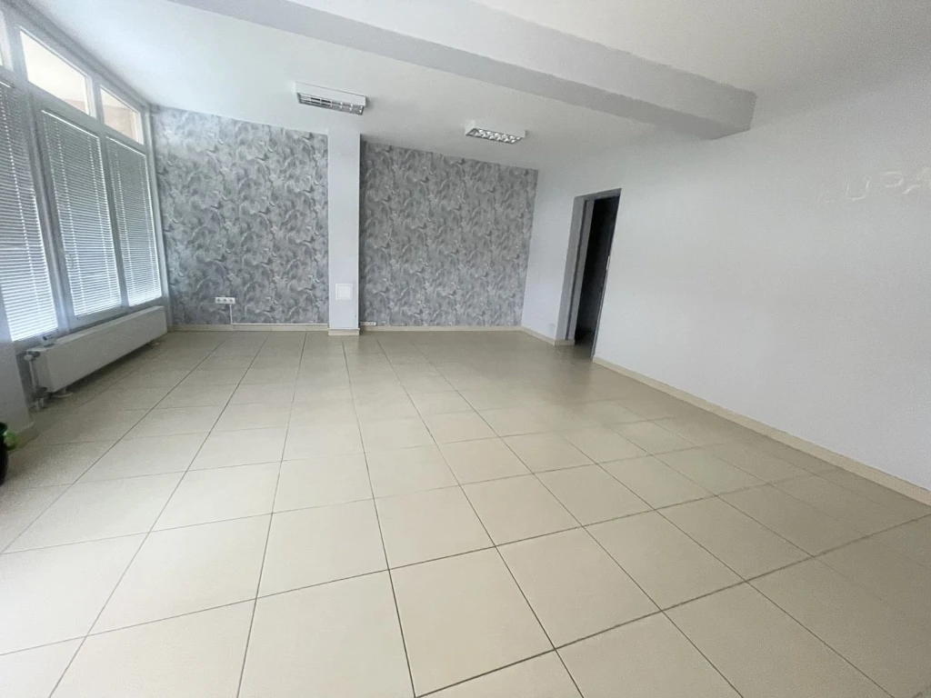 Kiadó 39 m2 üzlethelyiség, Győr