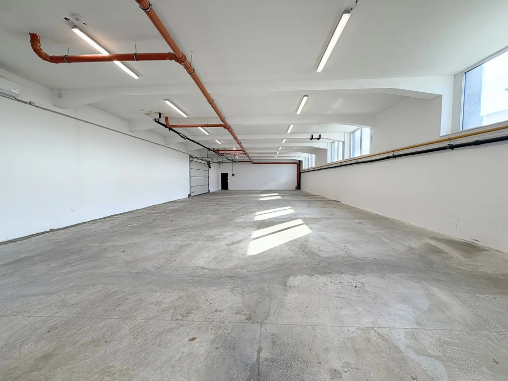 Kiadó 340 m2 ipari, keresk. épület, Győr