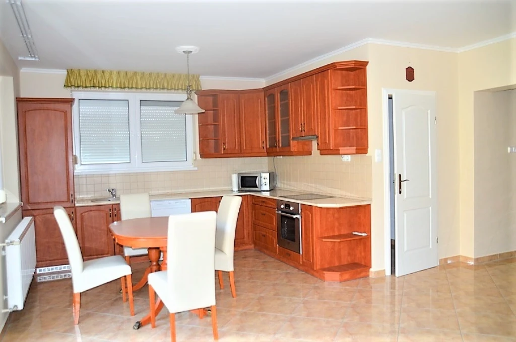 Kiadó 120 m2 családi ház, Győrújbarát