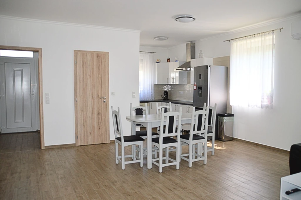 Eladó 95 m2 családi ház, Abda