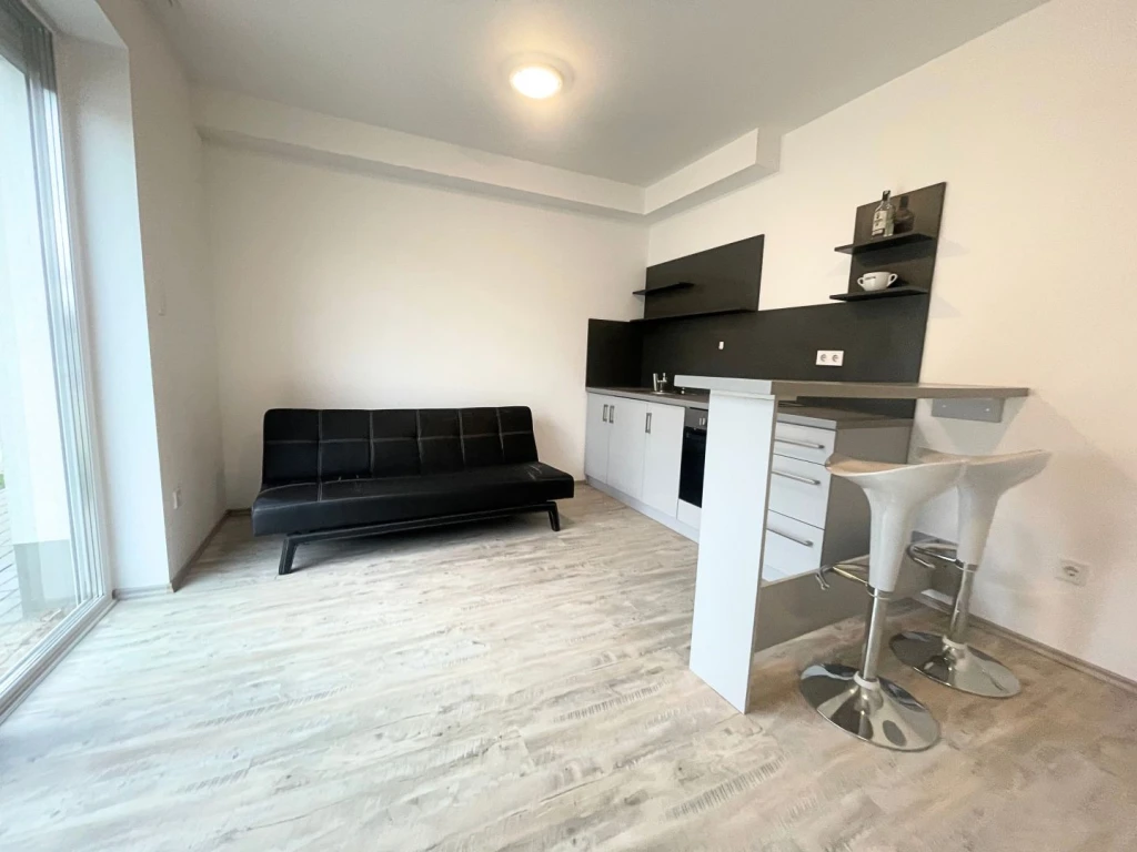 Kiadó 35 m2 tégla lakás, Győr