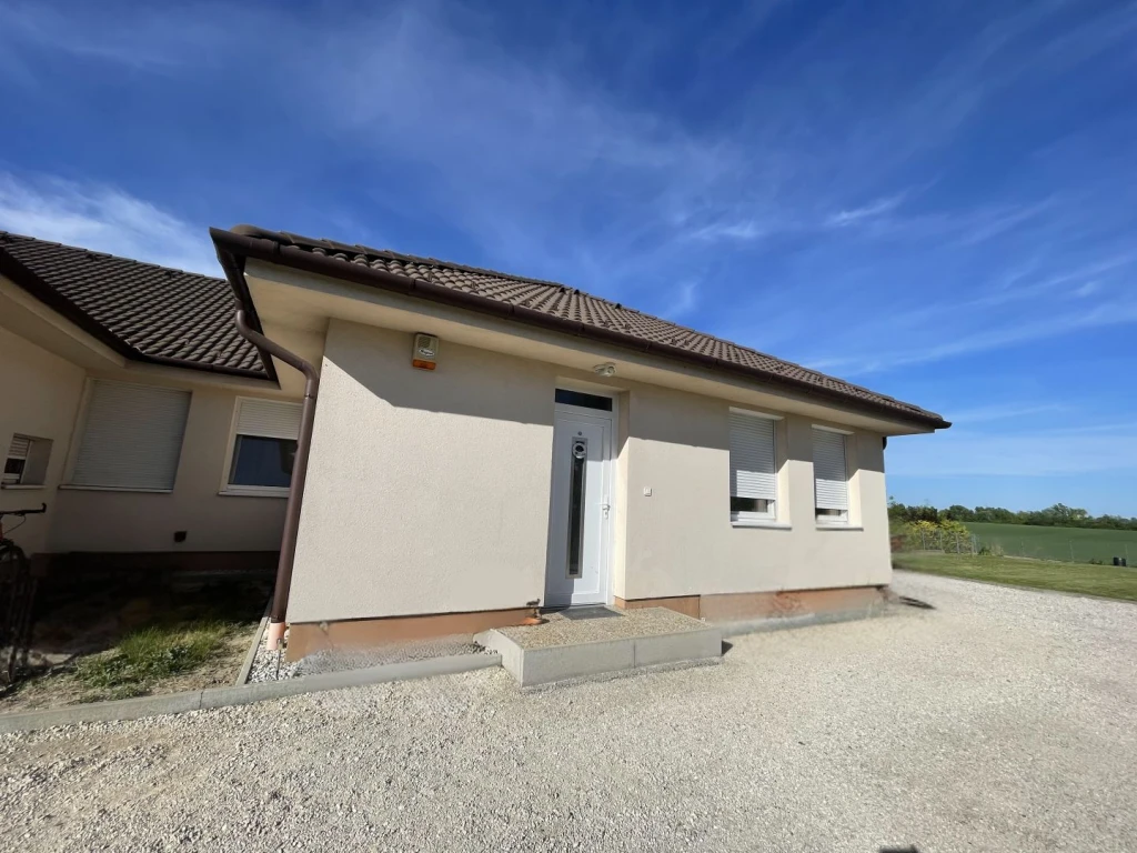 Eladó 92 m2 ikerház, Mosonszentmiklós