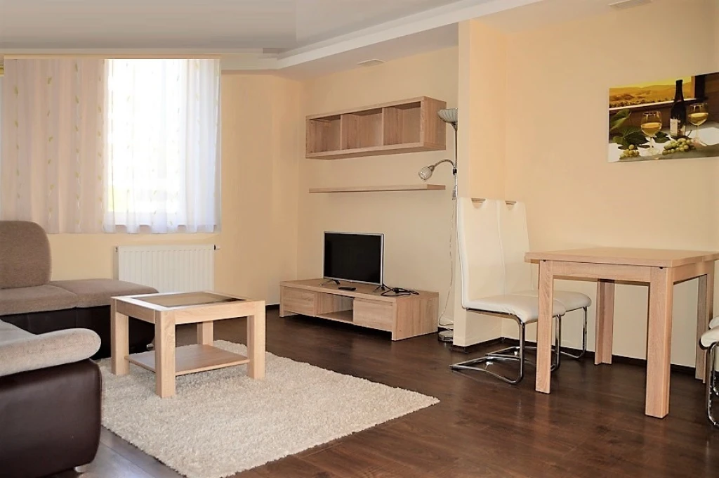 Kiadó 65 m2 tégla lakás, Győr