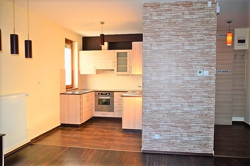 Kiadó 72 m2 tégla lakás, Győr