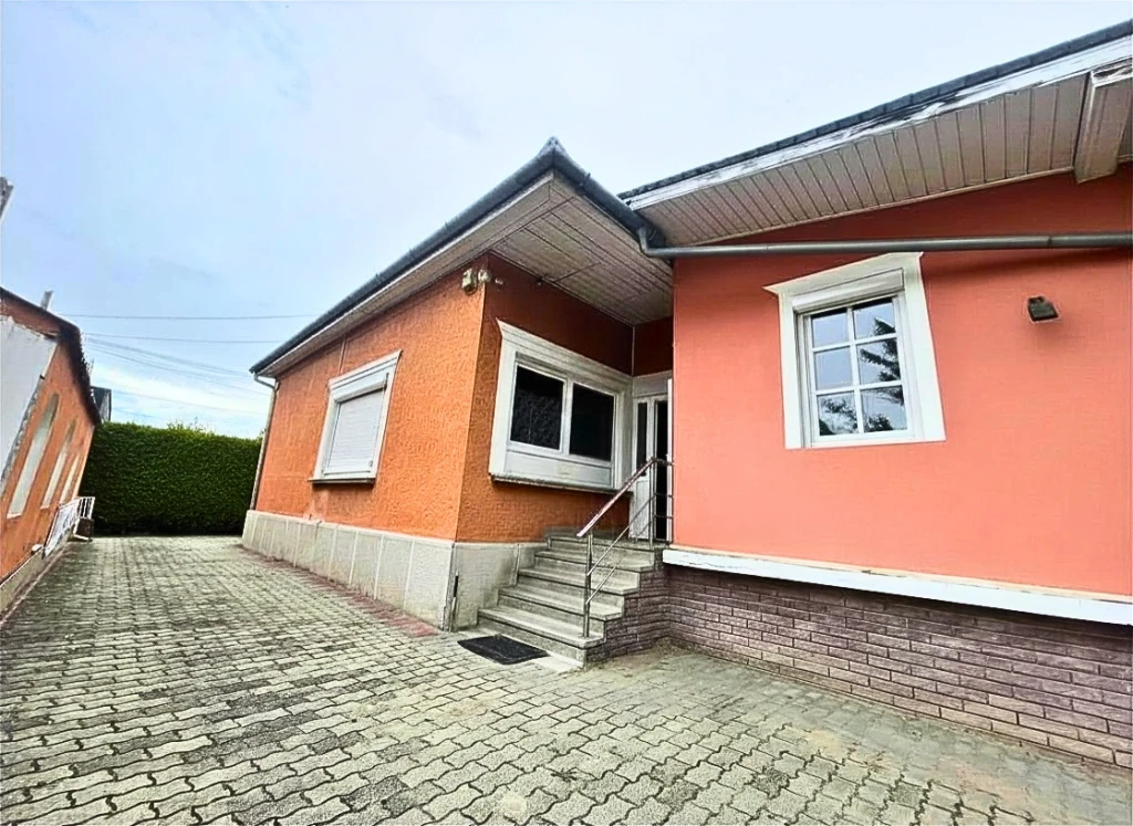 Kiadó 95 m2 üzlethelyiség, Győr
