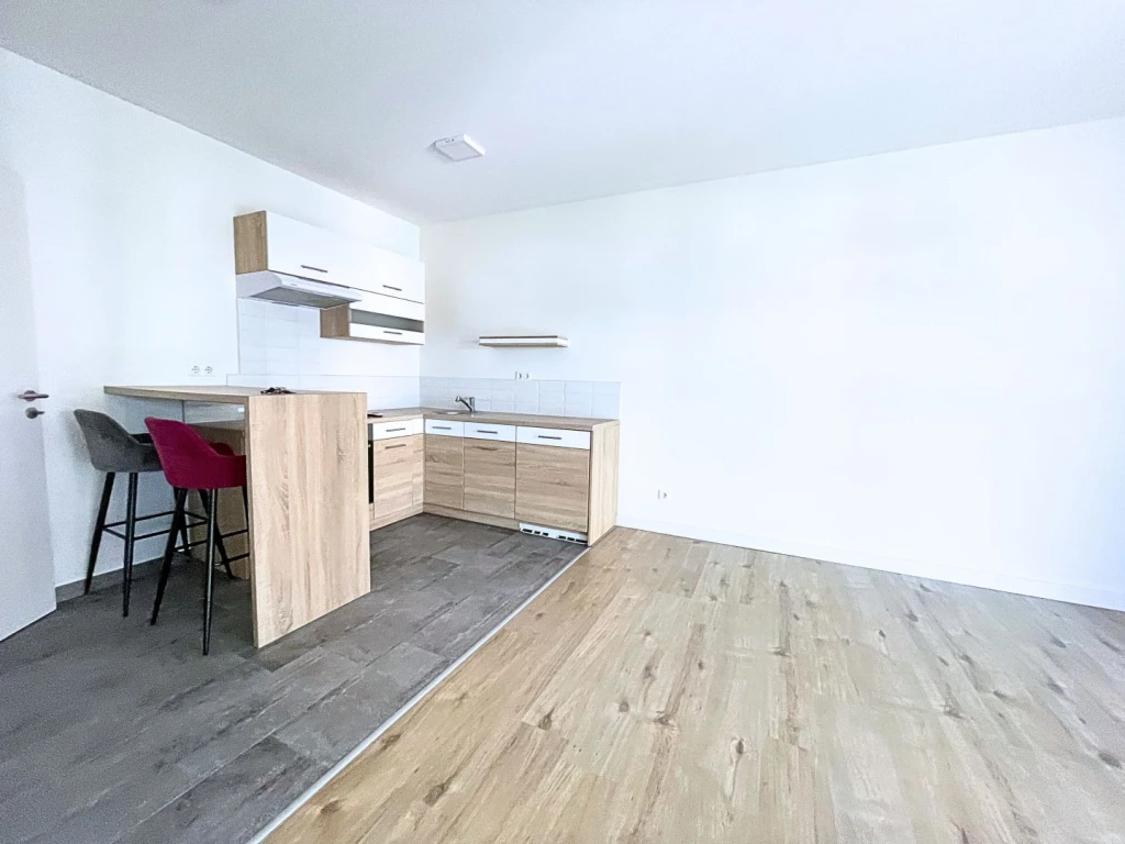 Kiadó 35 m2 tégla lakás, Győr